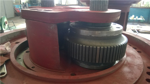 環(huán)模內(nèi)部壓輥實物圖↑